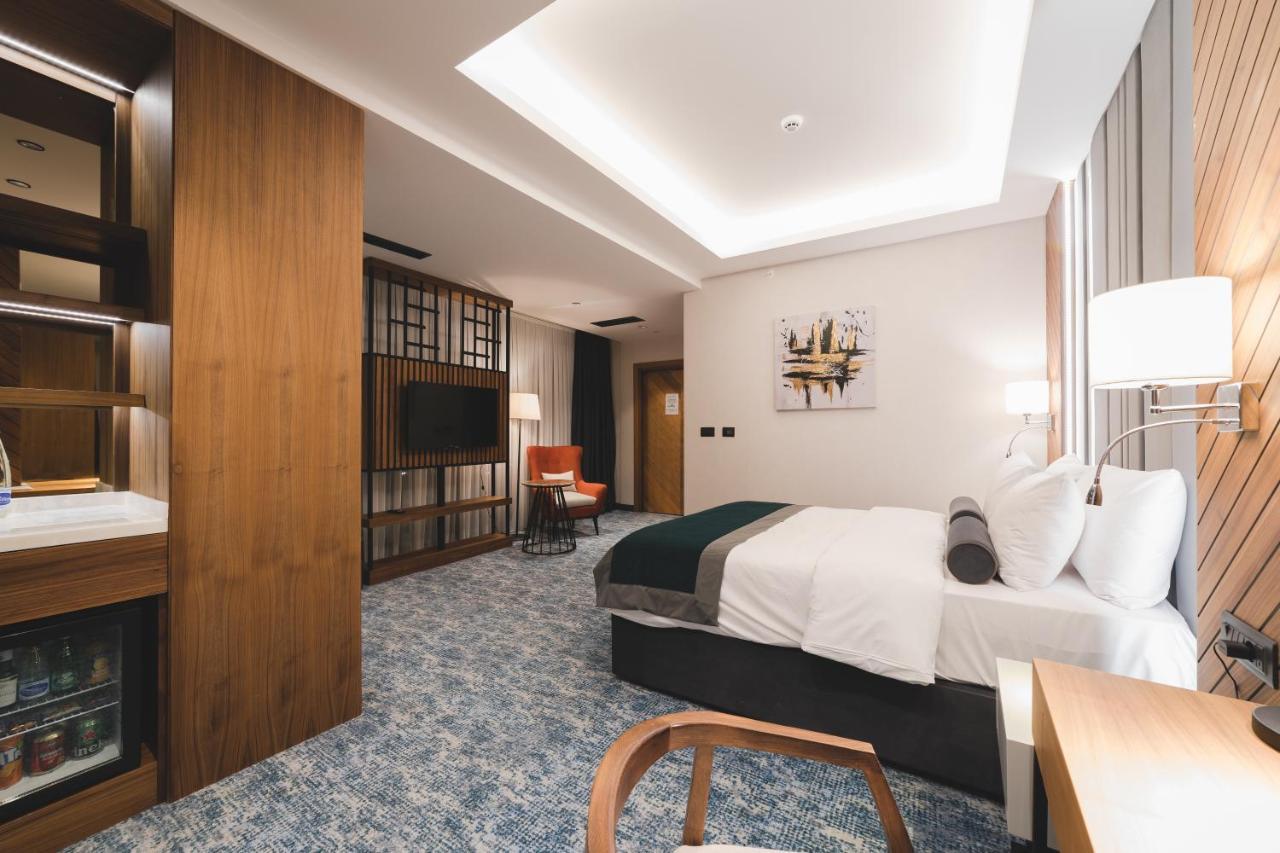 Bristol Hotel Podgorica Ngoại thất bức ảnh