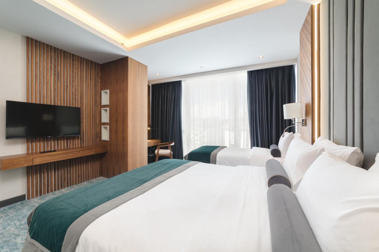 Bristol Hotel Podgorica Ngoại thất bức ảnh