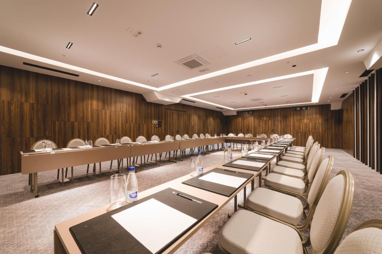 Bristol Hotel Podgorica Ngoại thất bức ảnh