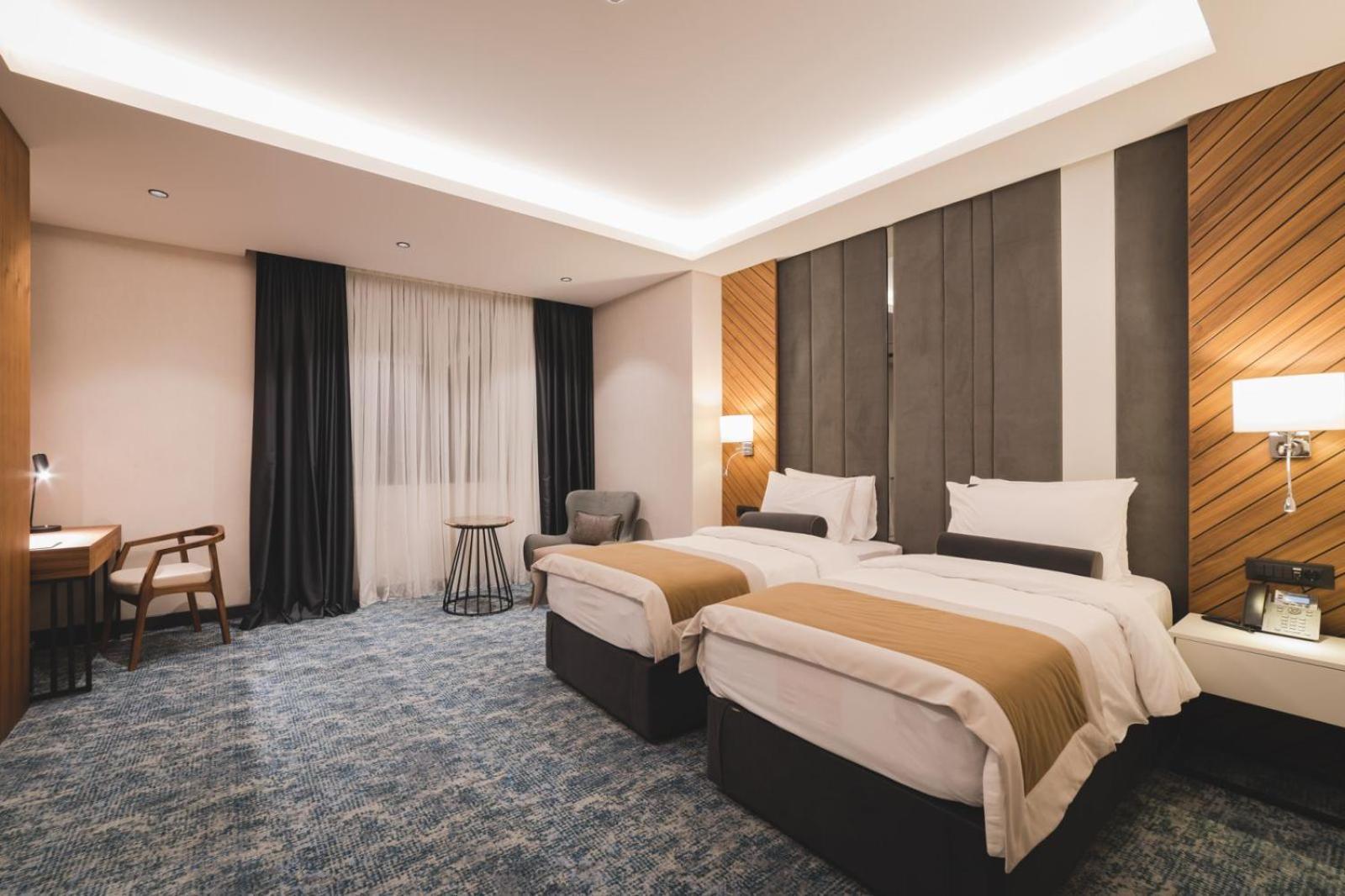 Bristol Hotel Podgorica Ngoại thất bức ảnh