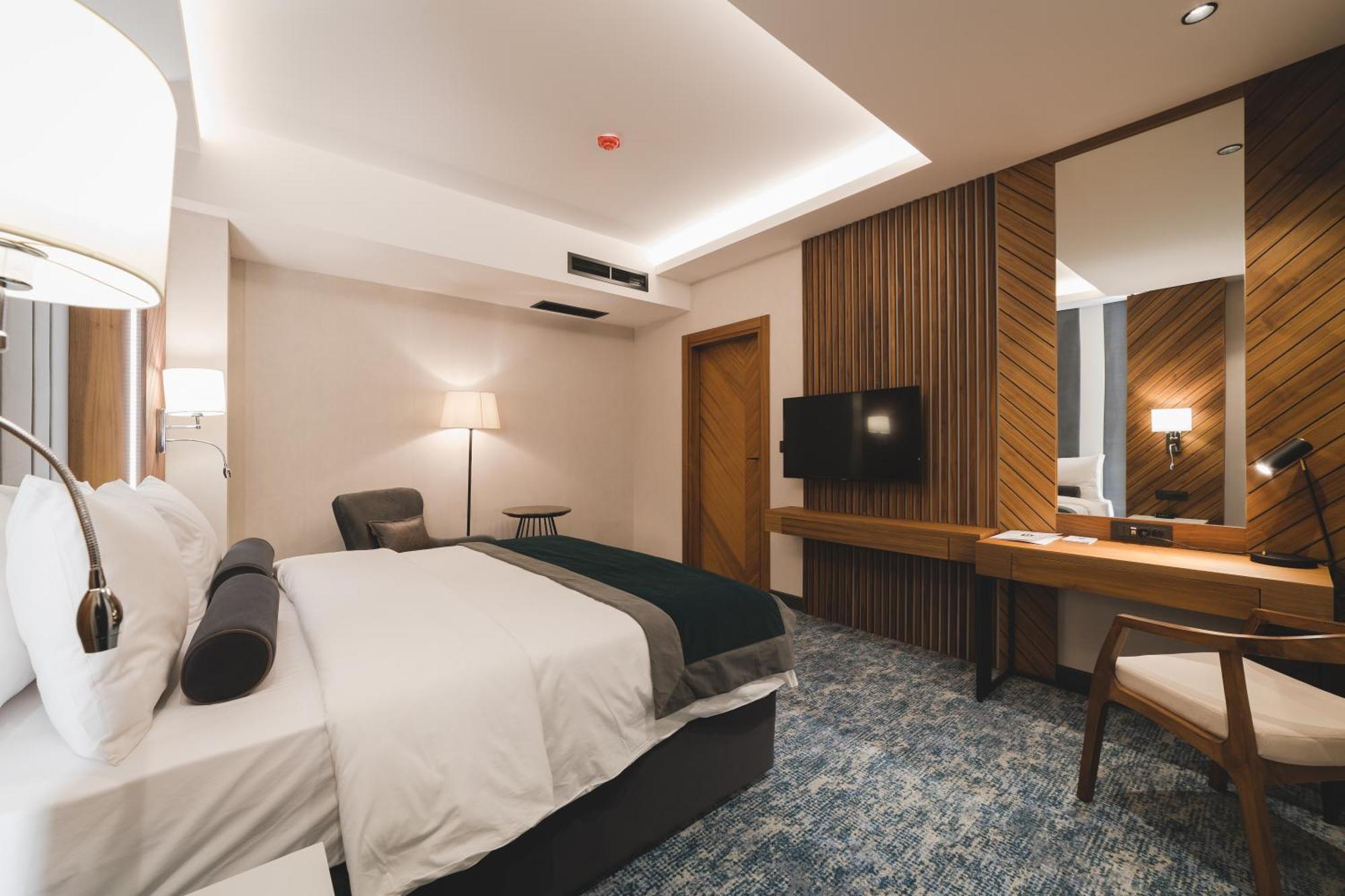 Bristol Hotel Podgorica Ngoại thất bức ảnh